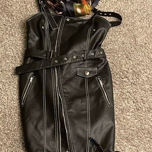 its is new with the intiqueta , never used it , bought it and it got small !